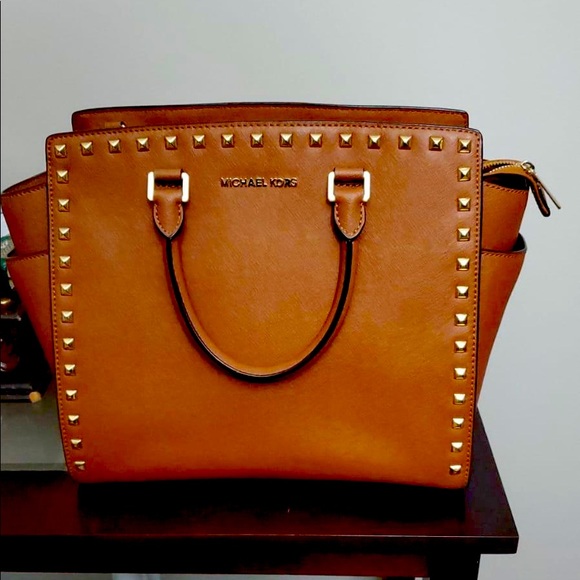 Micheal Kors hang bag - Picture 2 of 4